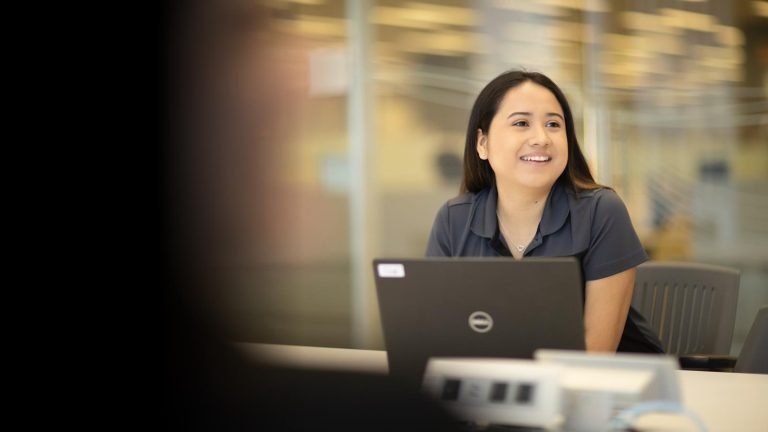 How do I become an IT analyst?